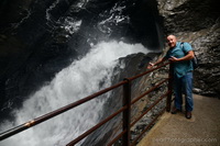 cascata del ghiacciaio in una grotta - natura al lavoro